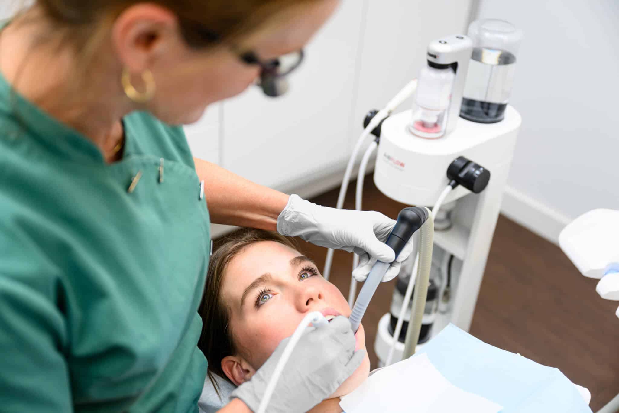 Close-up mondhygiëne behandeling door Marjolein bij Kies & Co IJsselstein